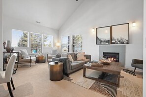 Smart-tv, eldstad, böcker och en stereo