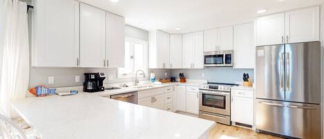 Køleskab, mikrobølgeovn, ovn, kogeplade