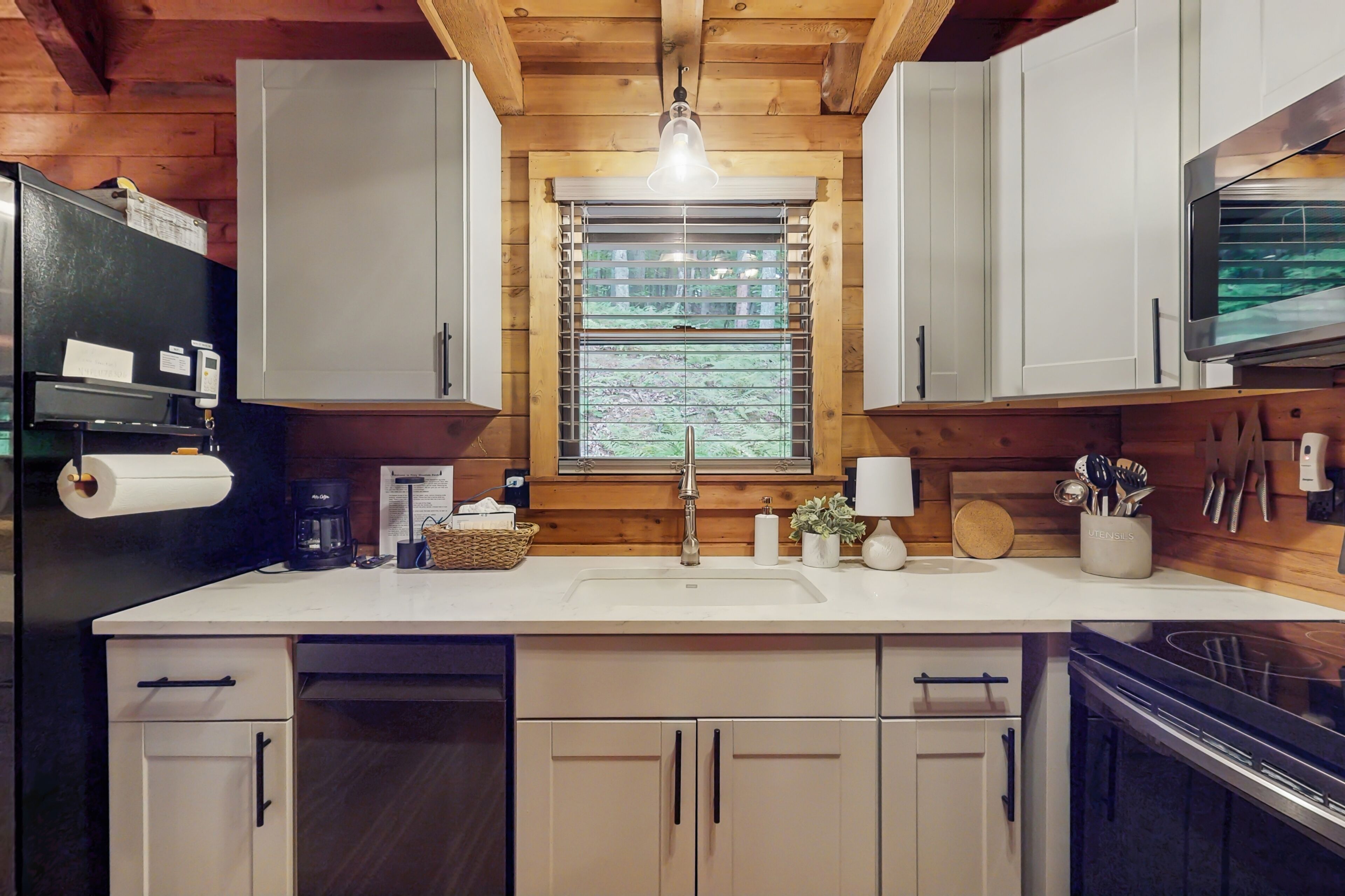 Jääkaappi, mikroaaltouuni, uuni, liesi