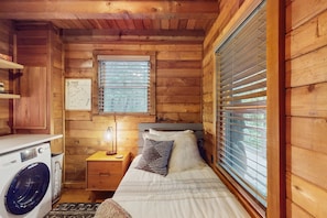 2 bedrooms, internet, bed sheets
