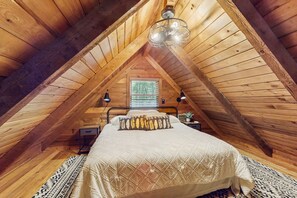 2 عدّة غرف نوم وخدمة الإنترنت وملاءات أسرّة