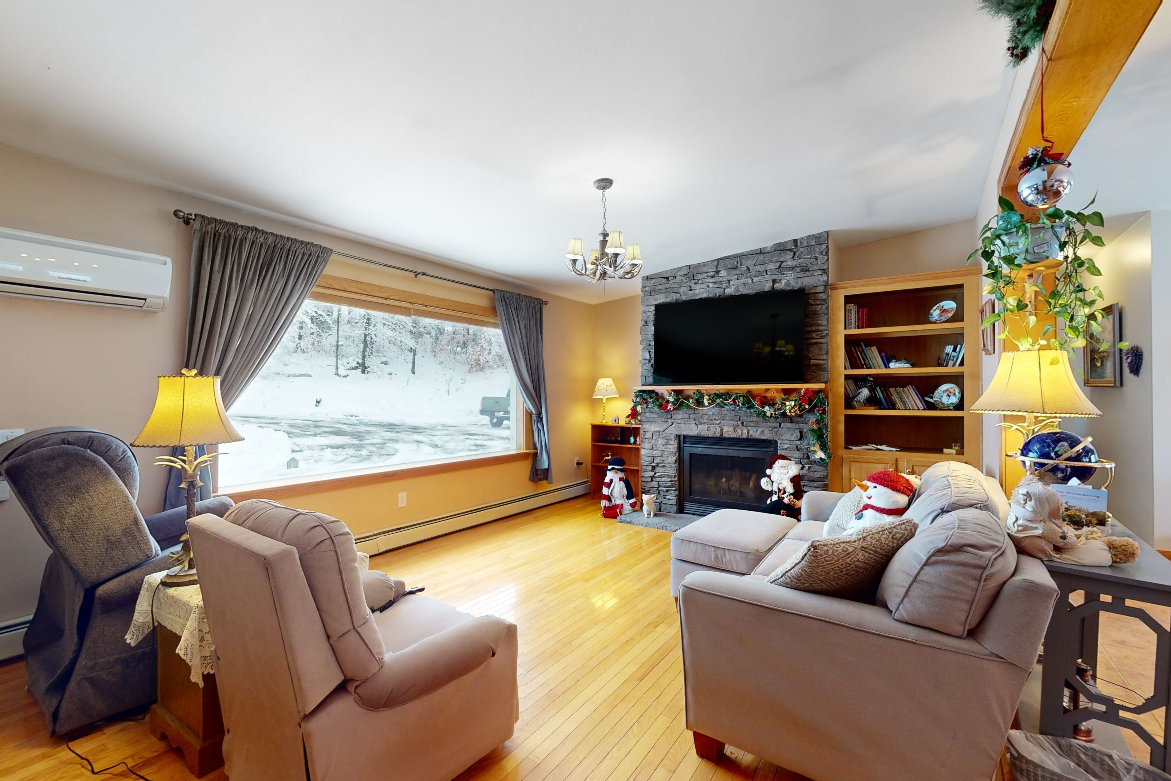 Secluded home with pool, enclosed yard, fireplace, W/D, internet, & scenic views