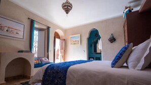 خزنة داخل الغرفة ومساحة عمل للكمبيوتر المحمول وتجهيزات عازلة للصوت