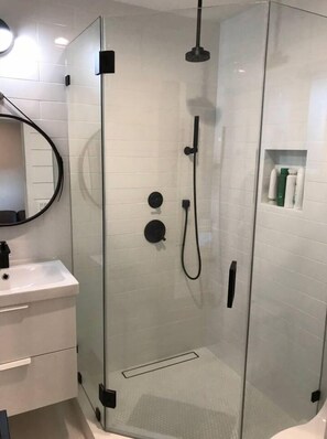 Dusche, Haartrockner, Handtücher, Seife