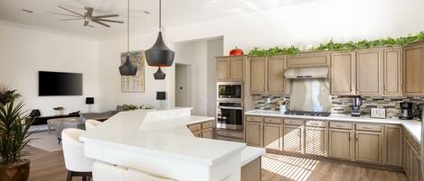 冷蔵庫、電子レンジ、オーブン、コンロ