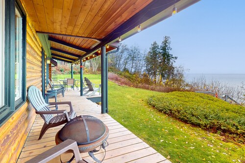 Secluded, peaceful waterfront cabin with furnished patio & full kitchen