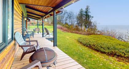 Secluded, peaceful waterfront cabin with furnished patio & full kitchen