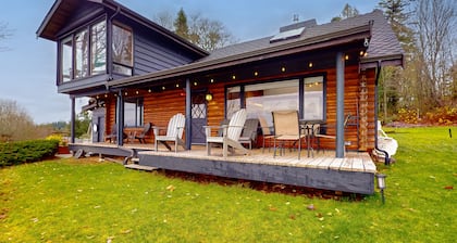 Secluded, peaceful waterfront cabin with furnished patio & full kitchen
