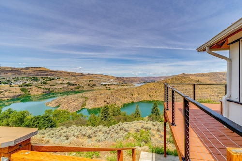 Cozy Grand Coulee Home w/ Deck & Views!