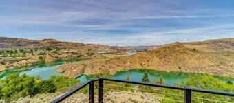 Cozy Grand Coulee Home w/ Deck & Views!