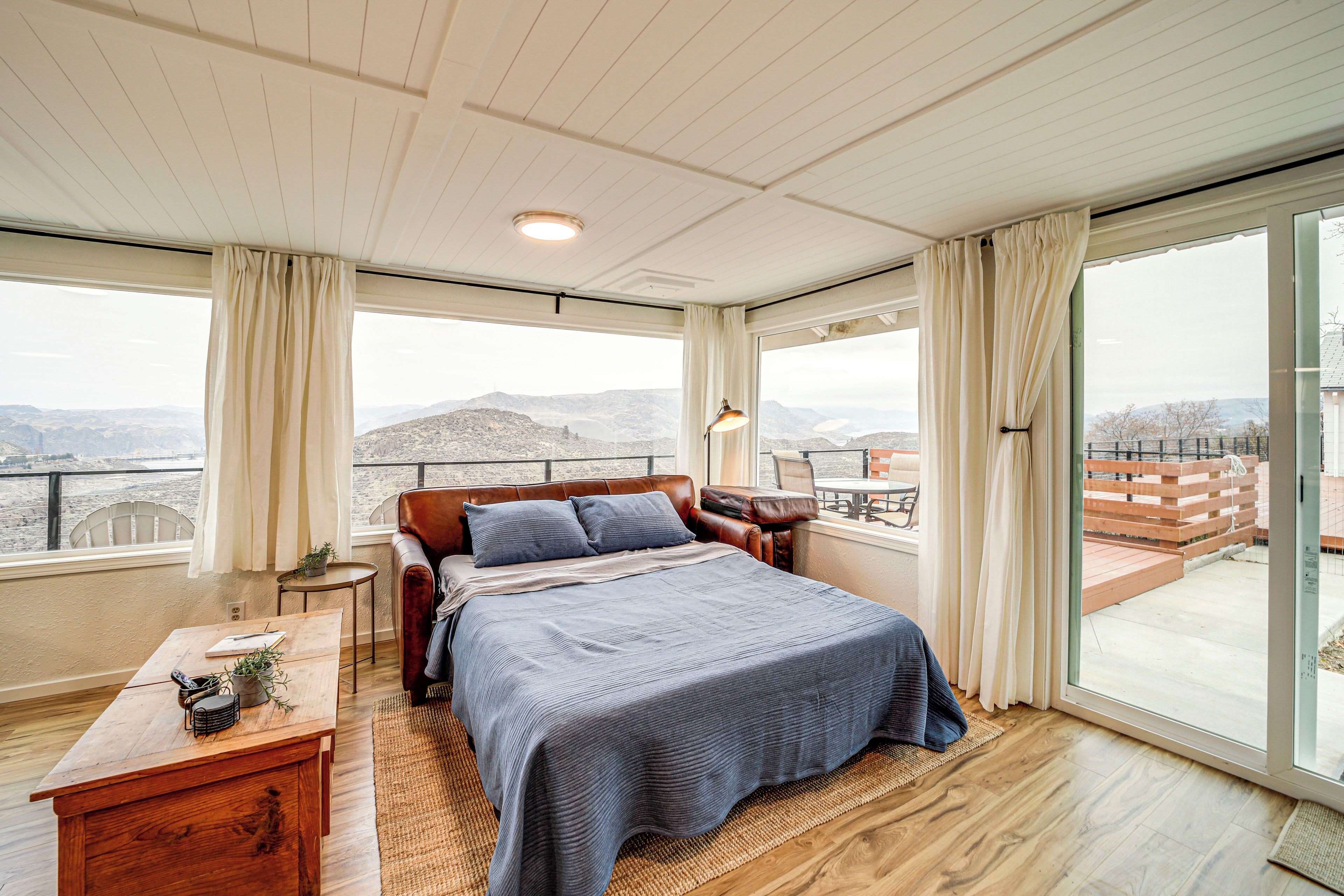 2 bedrooms, desk, iron/ironing board, internet