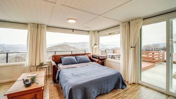 2 bedrooms, desk, iron/ironing board, internet