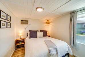 2 bedrooms, desk, iron/ironing board, WiFi