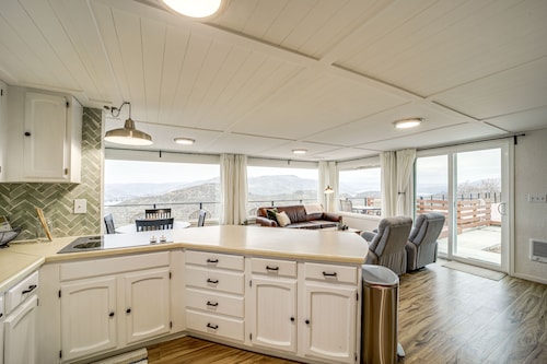 Cozy Grand Coulee Home w/ Deck & Views!