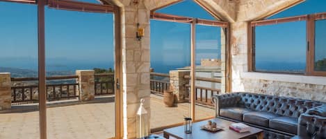 Deluxe Villa and Suites (main building and 3 suites) | Area keluarga