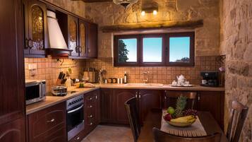 Deluxe Villa and Suites (main building and 3 suites) | Bếp riêng | Tủ lạnh, lò vi sóng, lò nướng, bếp nấu