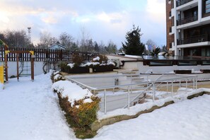Property grounds - 50m from Ski Piste 1 BR Apartment in Predela 2 (Bansko )