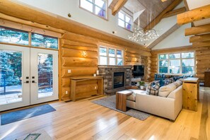 TV, fireplace - 6 bdrm, 4 bath, luxury log ski cabin, steps from Craiglieth ski club! (The Blue Mountains)