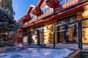 Outdoor spa tub - 6 bdrm, 4 bath, luxury log ski cabin, steps from Craiglieth ski club! (The Blue Mountains)