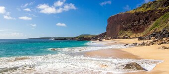 Hawaiian Paradise Getaway. Walk to the beach