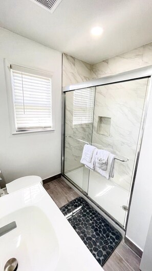 Shower, hair dryer, towels - Close to the beach #2 Great 2 bedrooms condo! (Myrtle Beach)
