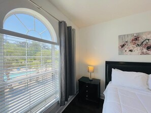 2 bedrooms, iron/ironing board, WiFi, bed sheets - you'll love it! Central location, cute and quiet (Myrtle Beach)