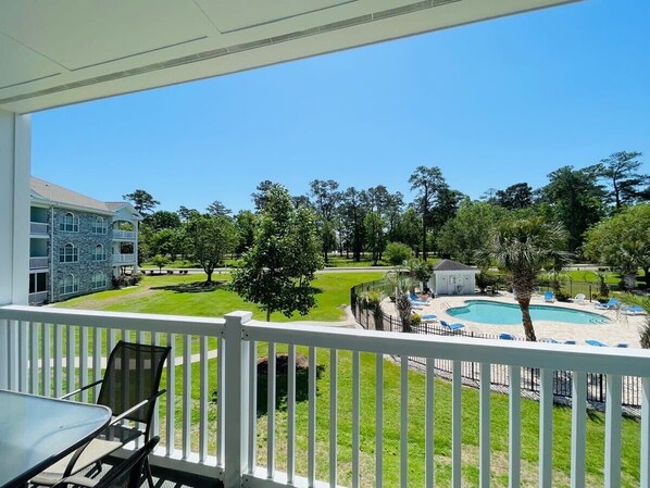 Outdoor dining - you'll love it! Central location, cute and quiet (Myrtle Beach)