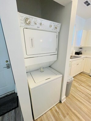 Interior - you'll love it! Central location, cute and quiet (Myrtle Beach)