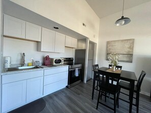 Fridge, oven, stovetop, coffee/tea maker