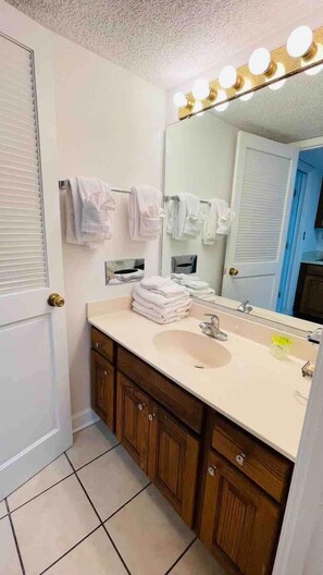 Bruser, hårtørrer, håndklæder