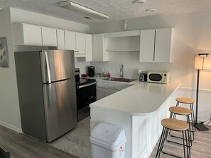 Geladeira, micro-ondas, fogão, cooktop