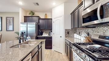 Køleskab, mikrobølgeovn, ovn, kogeplade