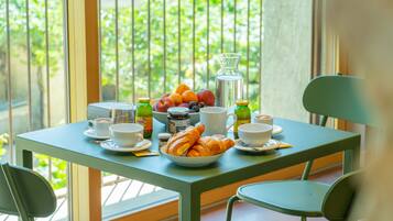 Termasuk sarapan segera setiap hari