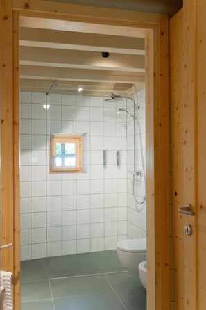 Apartamento, 2 habitaciones | Baño | Artículos de higiene personal gratuitos y secador de pelo