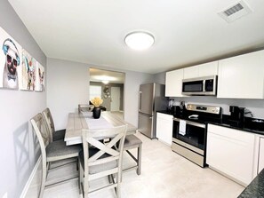 冷蔵庫、電子レンジ、オーブン、コンロ