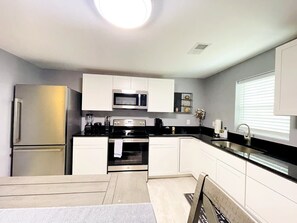 Geladeira, micro-ondas, fogão, cooktop