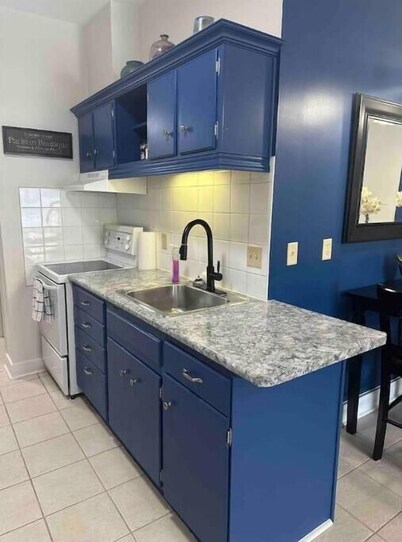 Main floor apt near airport