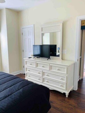 2 bedrooms, iron/ironing board, WiFi, bed sheets - The perfect location for your vacation! (Myrtle Beach)