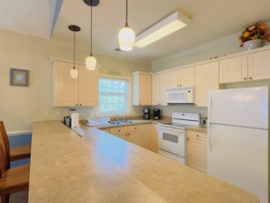 Kylskåp, mikrovågsugn, ugn och spishäll