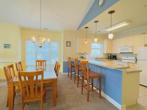 Kylskåp, mikrovågsugn, ugn och spishäll