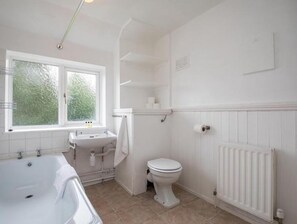 Baignoire à jets, sèche-cheveux, bidet, serviettes fournies
