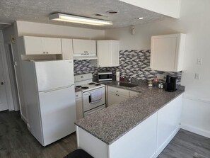 Kylskåp, mikrovågsugn, ugn och spishäll