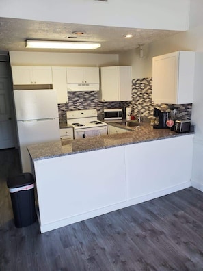 Fridge, microwave, oven, stovetop - #F Lovely condo in Surfside Beach (Myrtle Beach)