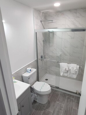 Dusche, Haartrockner, Handtücher, Shampoo