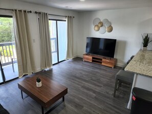 Living area - Golf colony amazing condo with pool (Myrtle Beach)