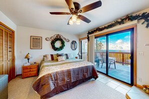 4 bedrooms, desk, iron/ironing board, Internet