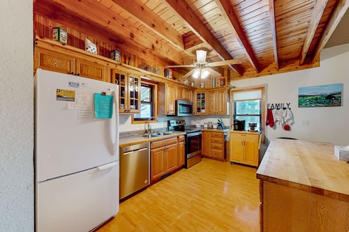 Spacious cabin near skiing with amazing view, hot tub, fireplaces, & decks