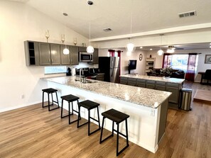 Microonde, forno, piano cottura, lavastoviglie