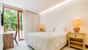 A bedroom with a large bed, two bedside tables, a desk, and a chair. - Casa 3A Tivoli Ecoresidences - Queen Room 2

 (Açu da Torre)