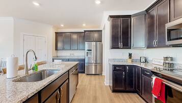 Jääkaappi, mikroaaltouuni, uuni, liesi